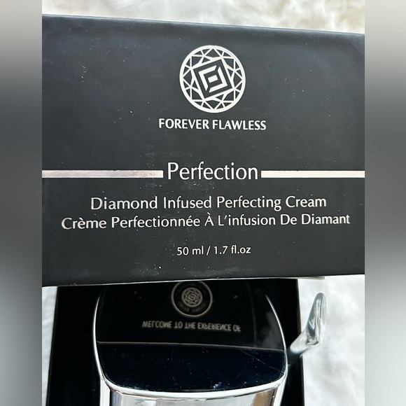 Forever Flawless Diamond Infused Perfecting Cream (anti-aging properties) - Picture 2 of 3